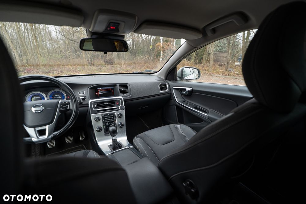 Volvo V60 D3 R-Design - 14