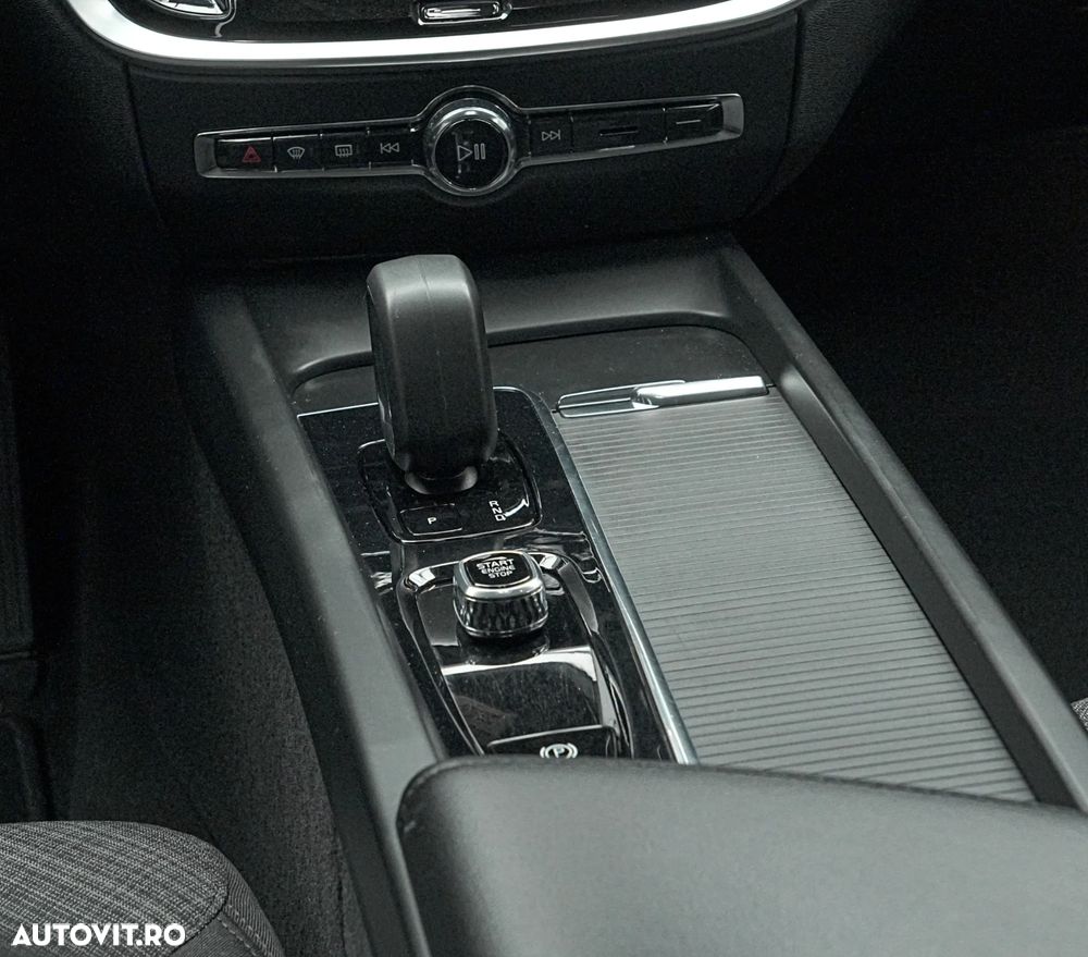 Volvo V60 B4 MHEV AT8 FWD Momentum Pro - 20