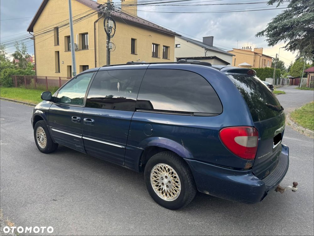 Chrysler Town & Country - 3