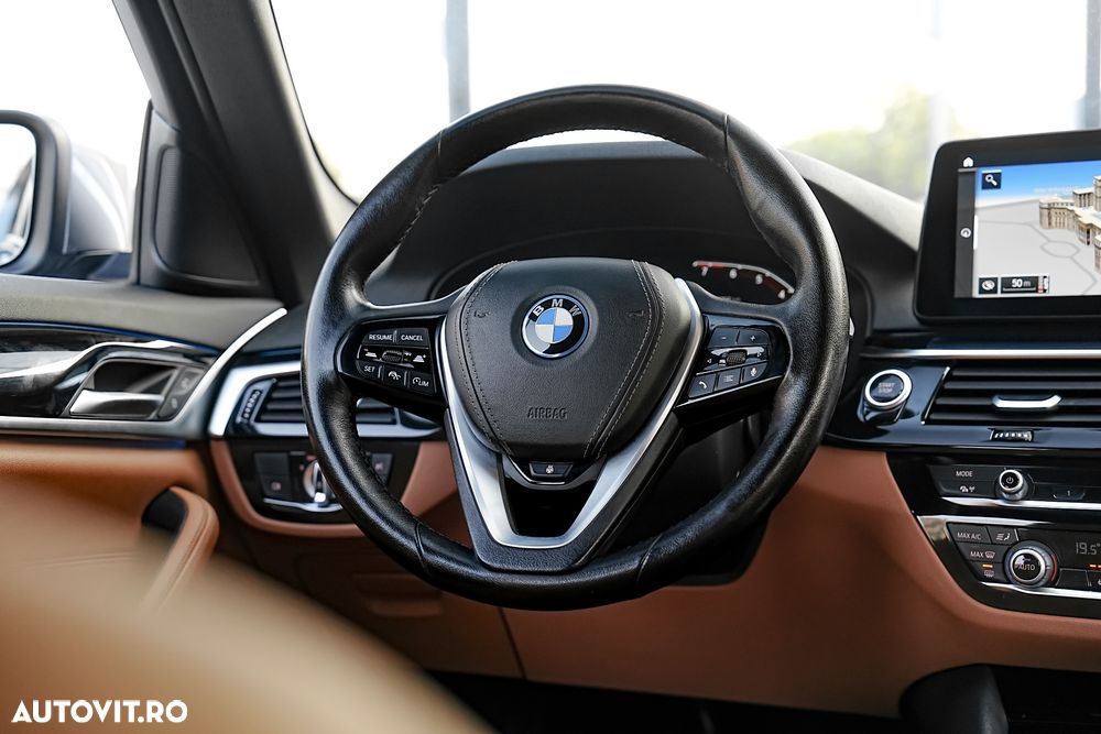 BMW Seria 5 530e Aut. Luxury Line - 31