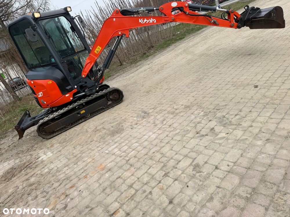 Kubota U27 Minikoparka koparka gąsienicowa 2.8 tony. jak Nówka sztuka z salonu! 2017 rok. 2200mtg. Przywieziona z Gospodarstwa Norweskiego! Zadbana Maszyna ani deka luzów i wycieków. Aktualna Dekra dokumentacja BMWT! Szybkozłącze Hydrauliczne. Szybka wolna jazda.Zamki na tłokach. Wersja Norweska!! OKAZJA - 8