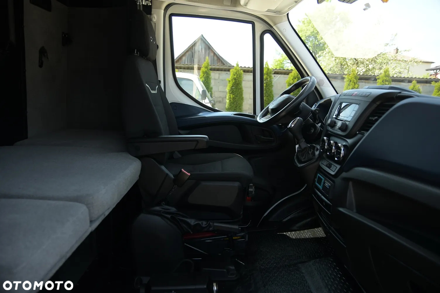 Iveco DAILY 35-180 HiMATIC Mroźnia +25/-25 * 7 PALET * THERMO KING V300 MAX * Salon PL - 17