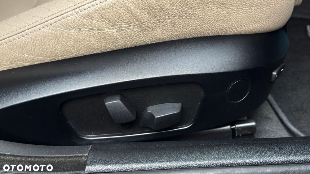 BMW Seria 3 330d xDrive DPF Edition Sport - 31