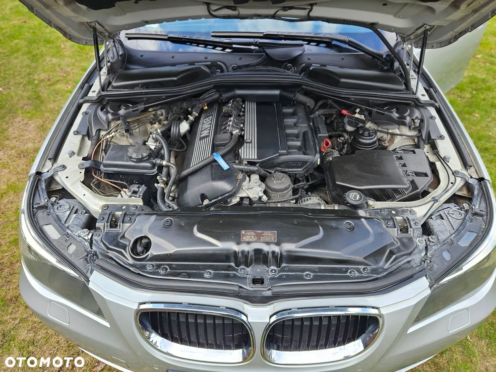 BMW Seria 5 525i Touring - 38