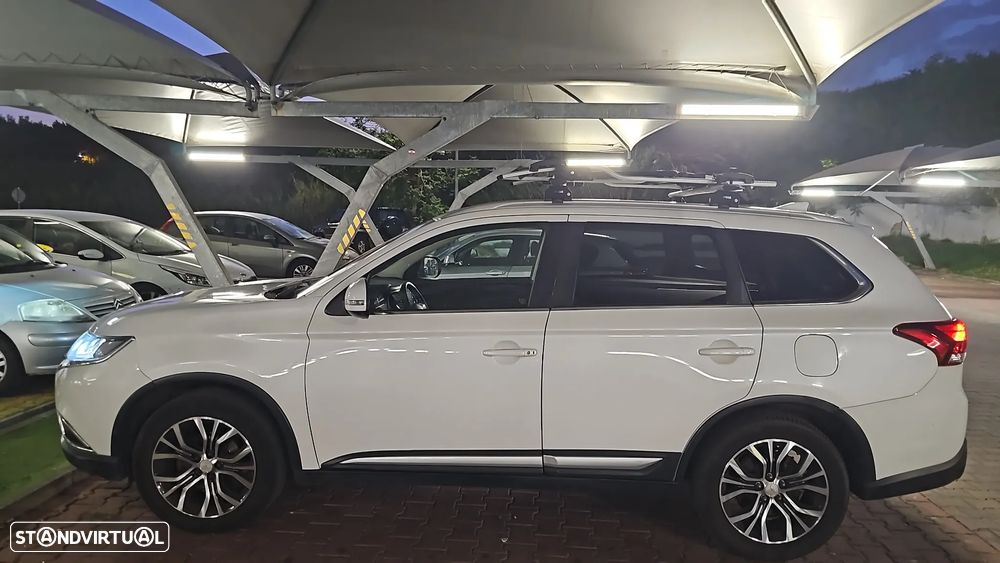 Mitsubishi Outlander 2.2 DI-D Instyle Navi Black Edition - 3