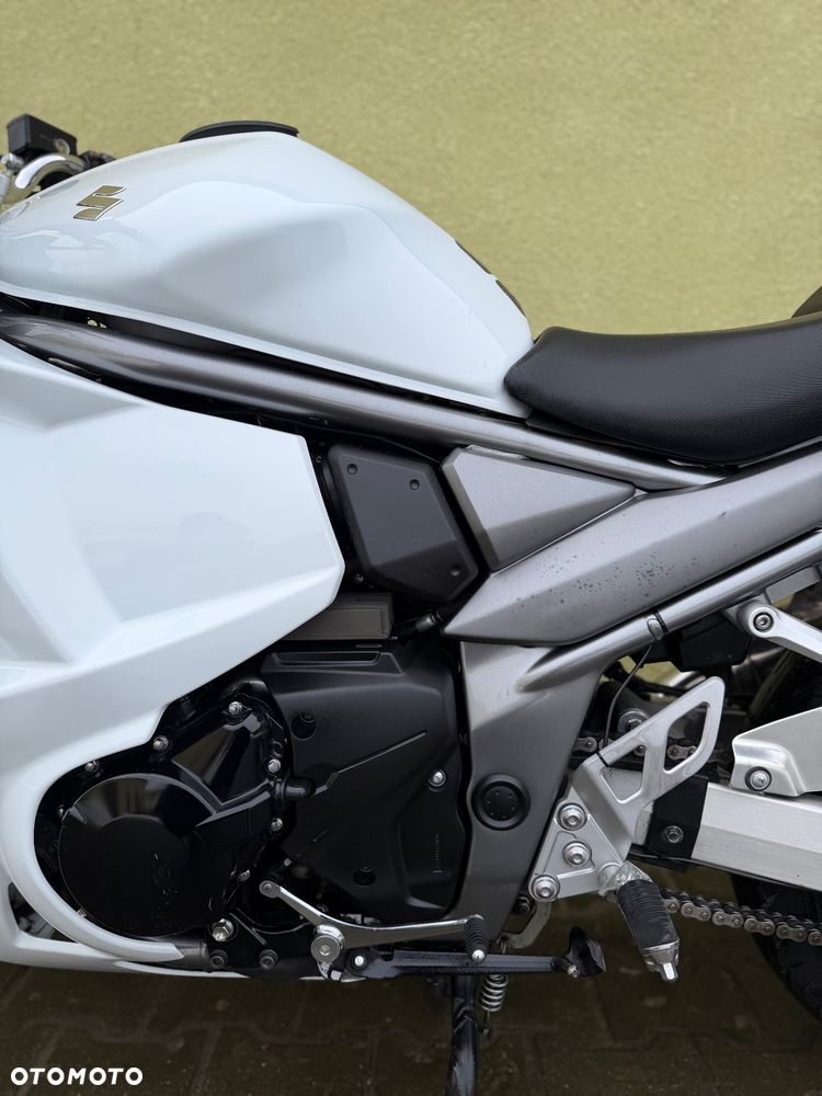 Suzuki GSX - 26