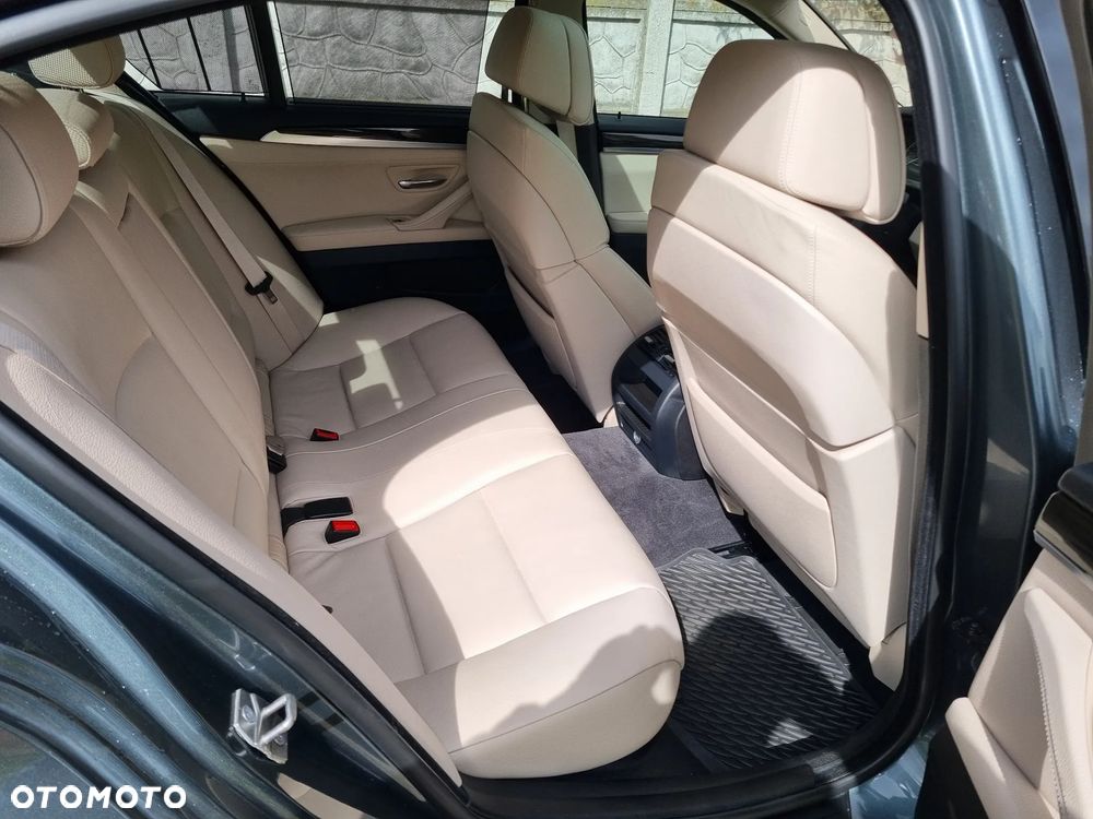 BMW Seria 5 528i Sport-Aut Luxury Line - 17