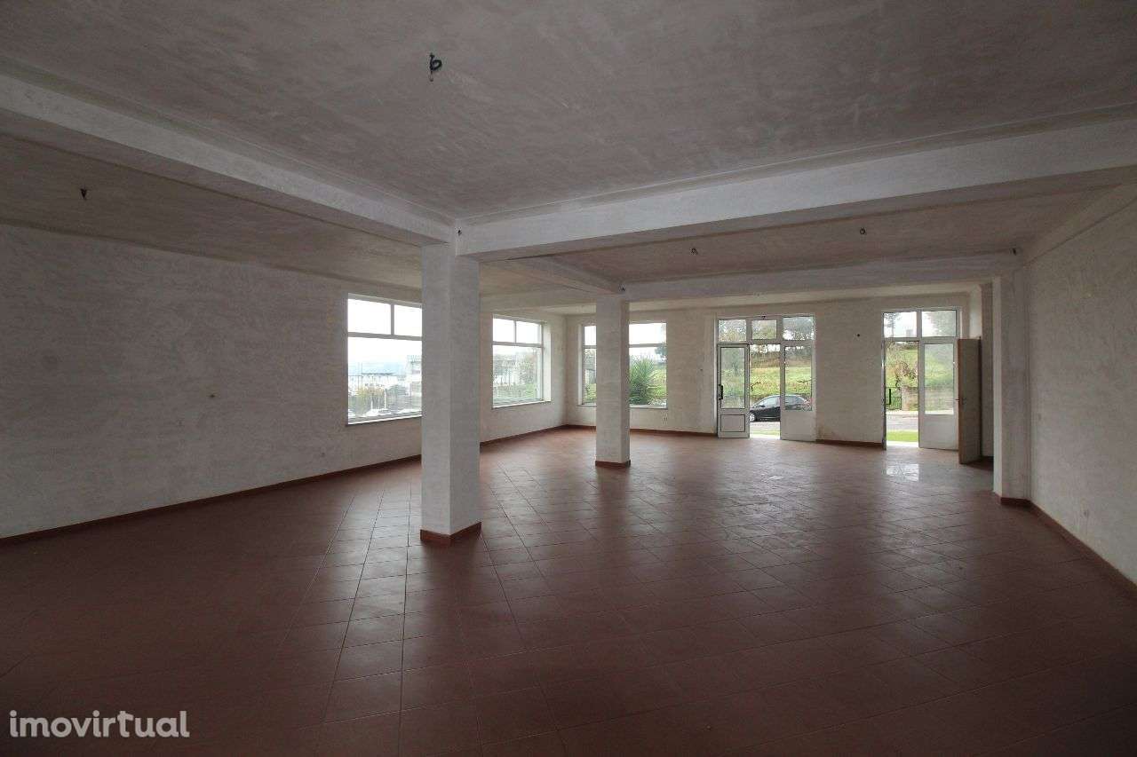 Loja Junto ao Centro – Boa Visibilidade - Grande imagem: 2/11