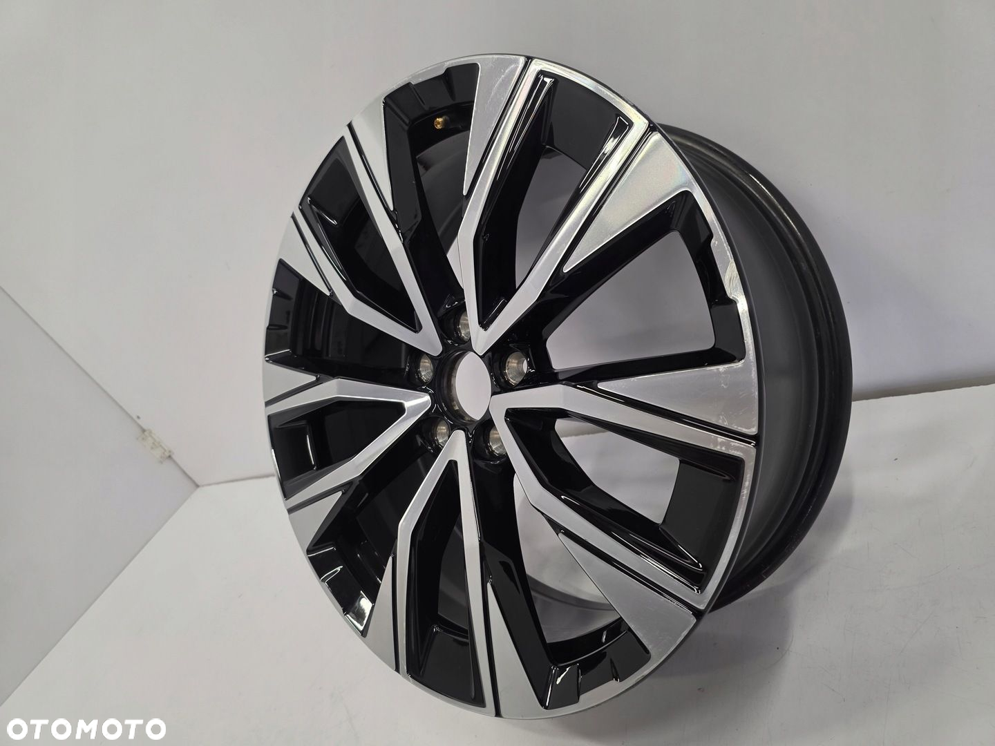 FELGA VOLVO XC60 II XC90 II XC40 S90 V90 7,5x19 ET50,5 32358566 - 7