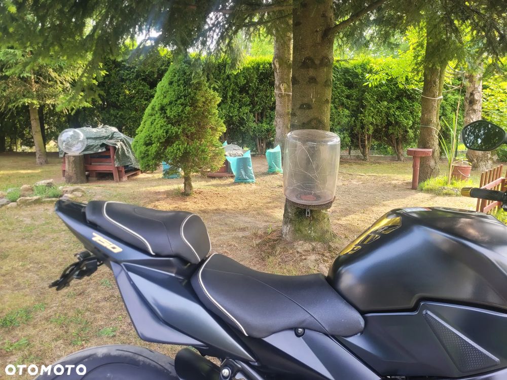 Suzuki GSR - 8