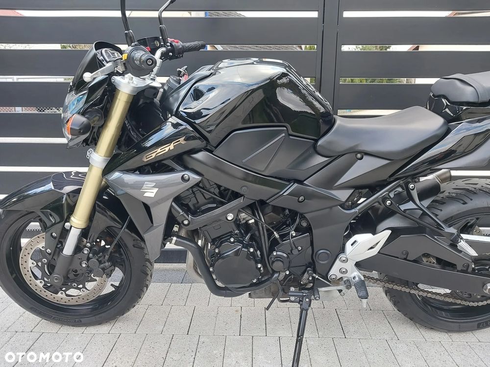 Suzuki GSR - 8