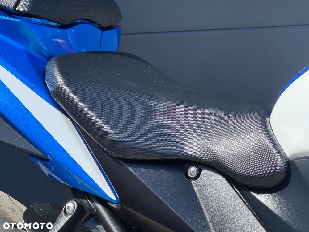 Suzuki GSR - 8