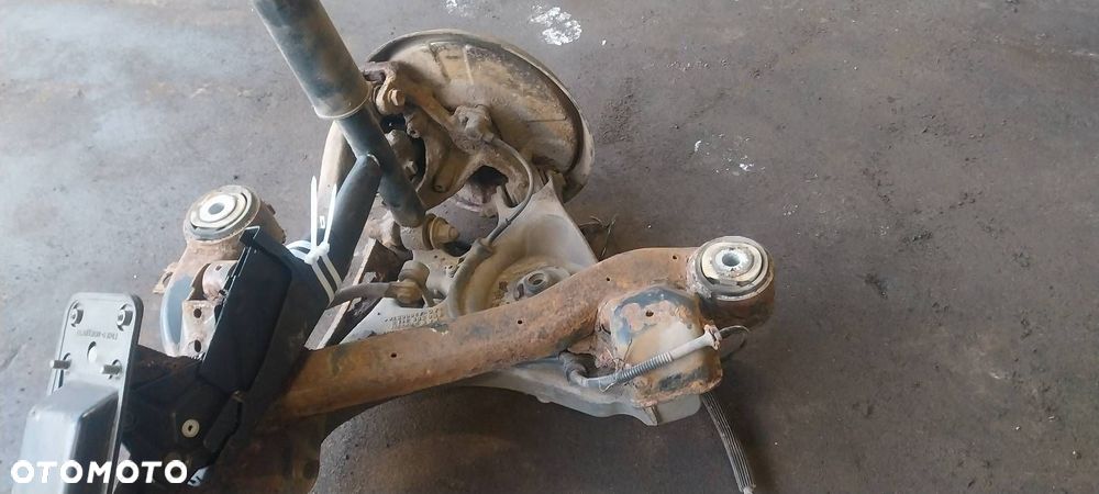 KOMPLETNE ZAWIESZENIE BELKA SANKI TYŁ AUDI A4 B6 SEDAN - 2