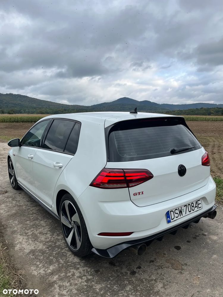 Volkswagen Golf - 1