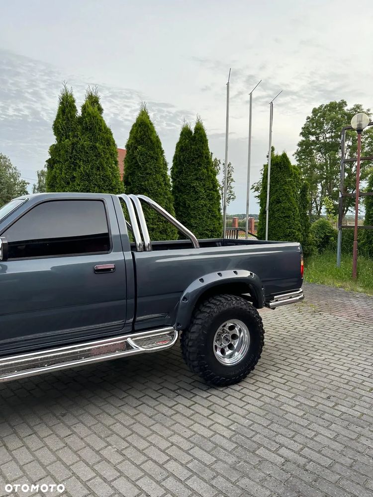 Toyota Hilux 4WD DLX - 19