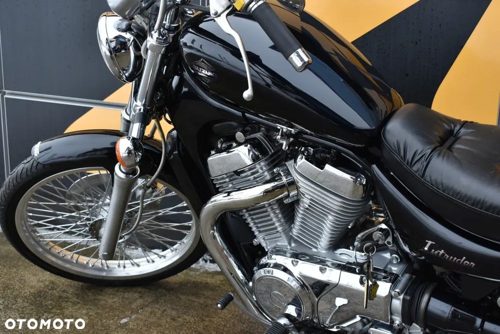 Suzuki Intruder - 14