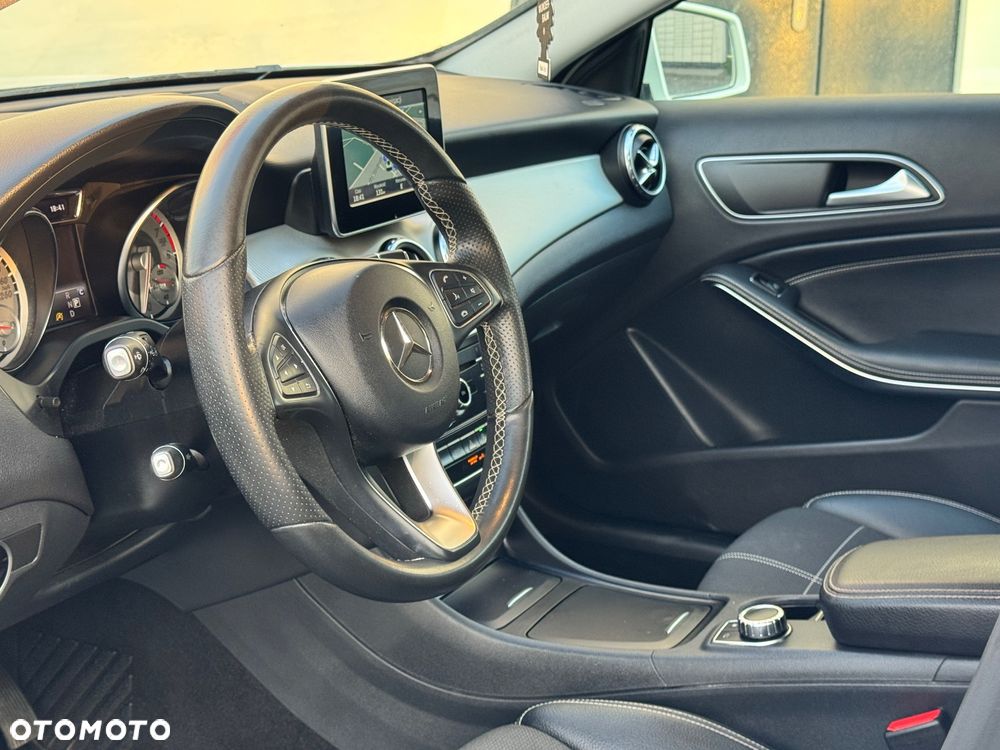 Mercedes-Benz GLA 200 7G-DCT - 25
