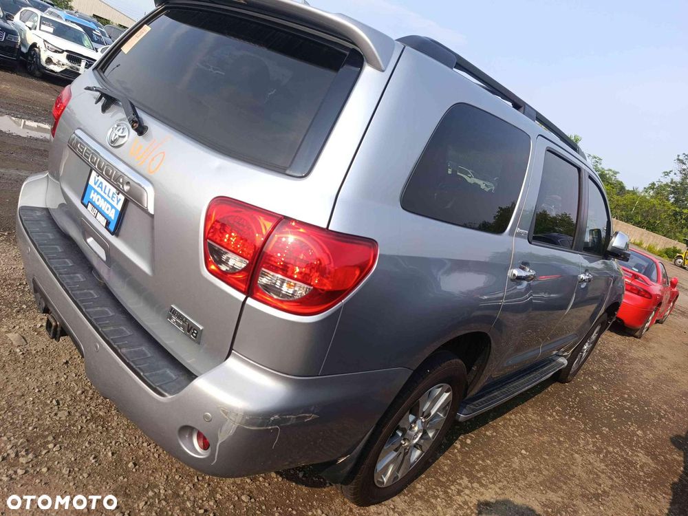 Toyota Sequoia - 12