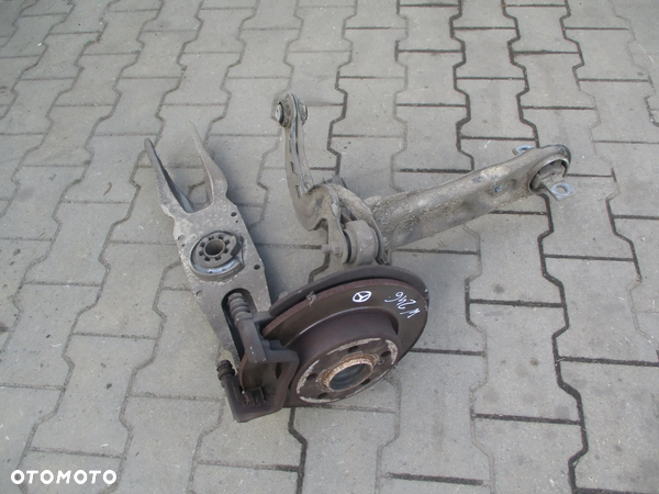 Mercedes A klasa W176 zwrotnica piasta WAHACZ prawy tył tylna