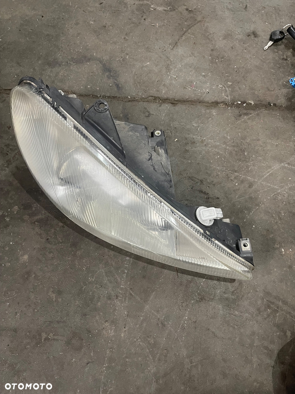 PEUGEOT 206 LAMPA PRZEDNIA PRAWA 9640559480