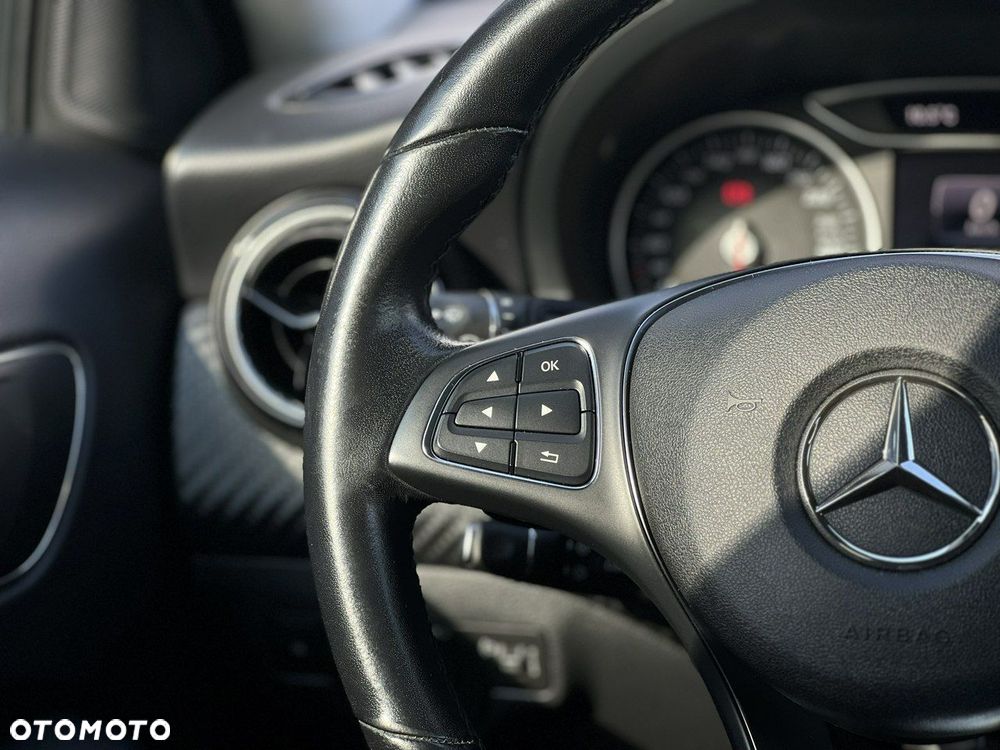 Mercedes-Benz GLA 180 7G-DCT - 31