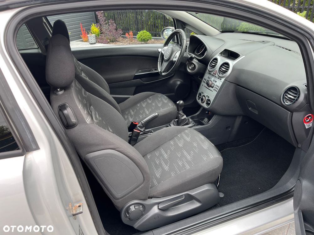 Opel Corsa 1.4 16V Cosmo - 9