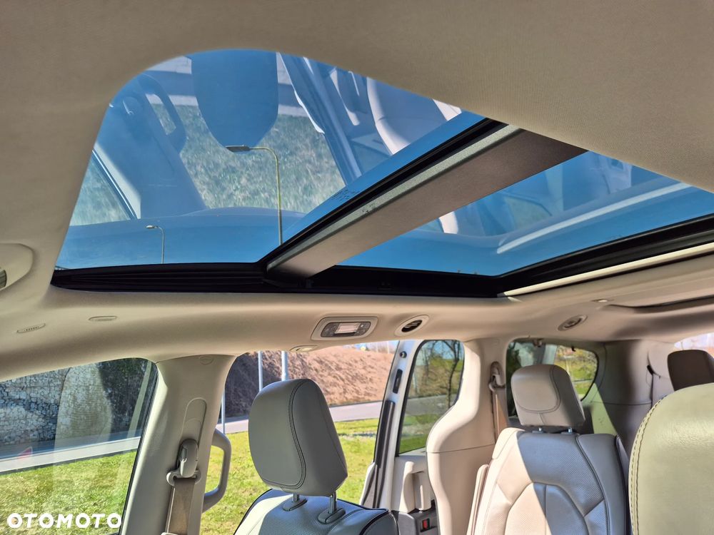 Chrysler Pacifica - 12