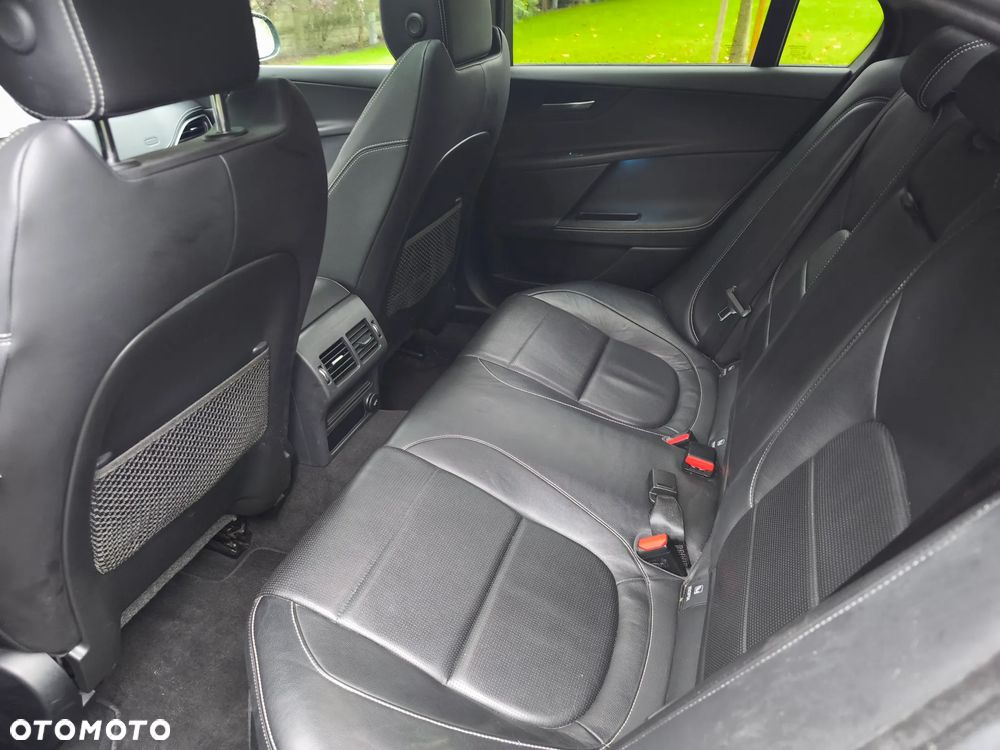 Jaguar XE 2.0 D AWD R-Sport - 35