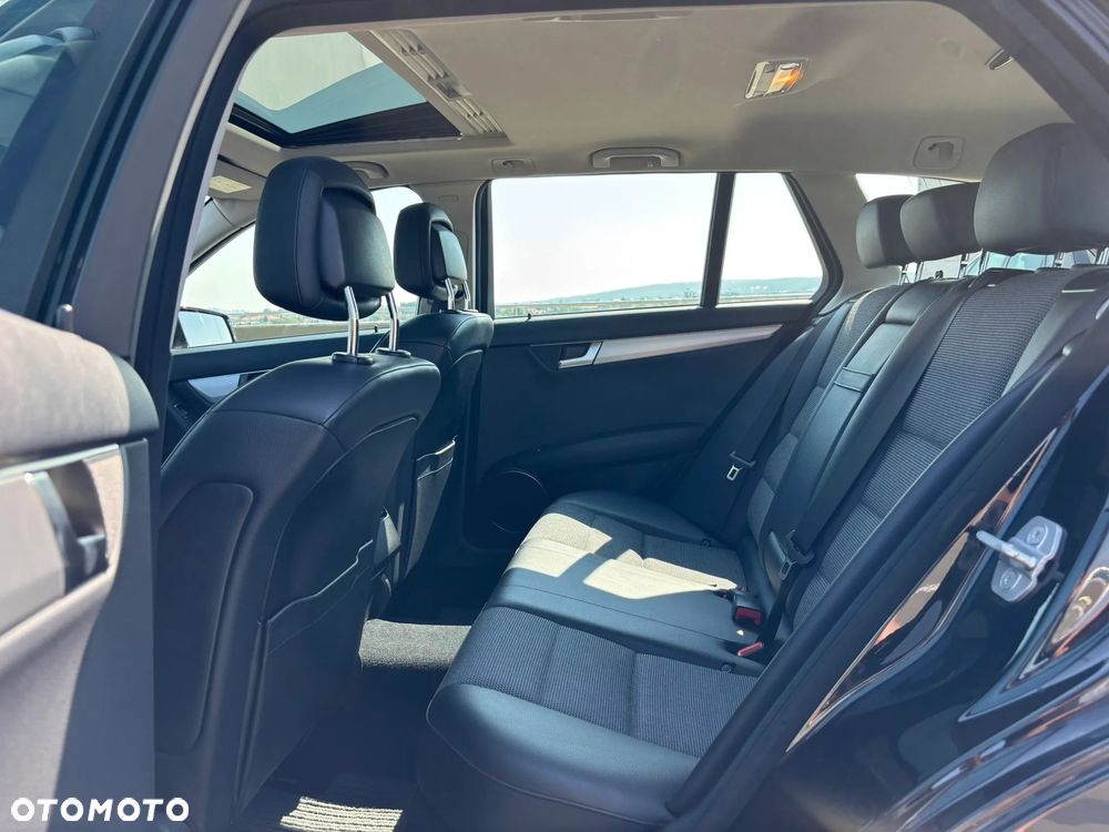 Mercedes-Benz Klasa C 180 BlueEFFICIENCY 7G-TRONIC Avantgarde - 32