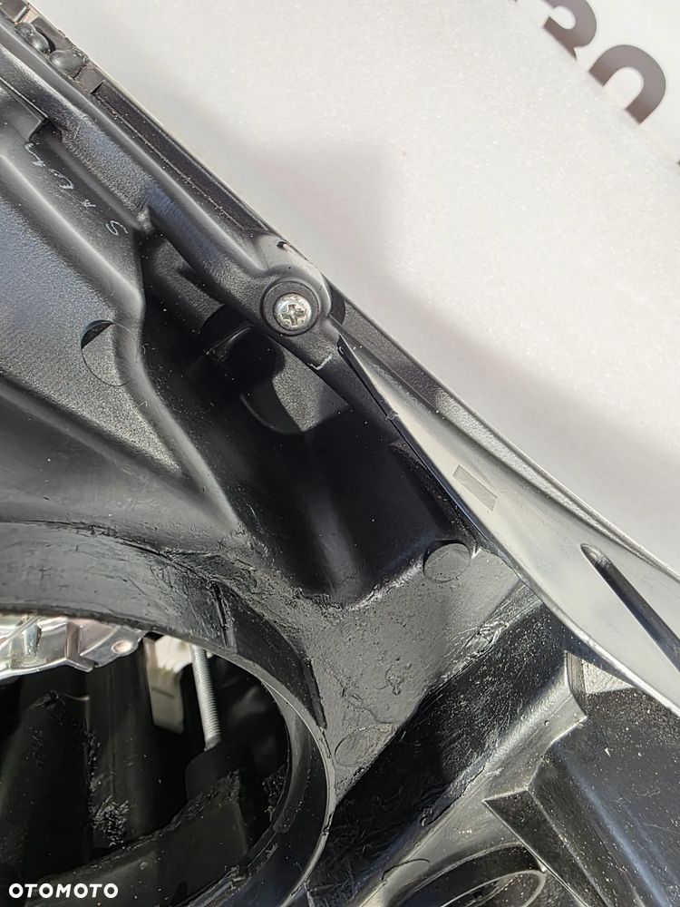 TOYOTA AVENSIS T27 LIFT 12-15 PRAWY XENON PRAWA LAMPA PRZEDNIA PRZÓD NR KOITO 05-28 NR AUKCJI LPP357 - 19