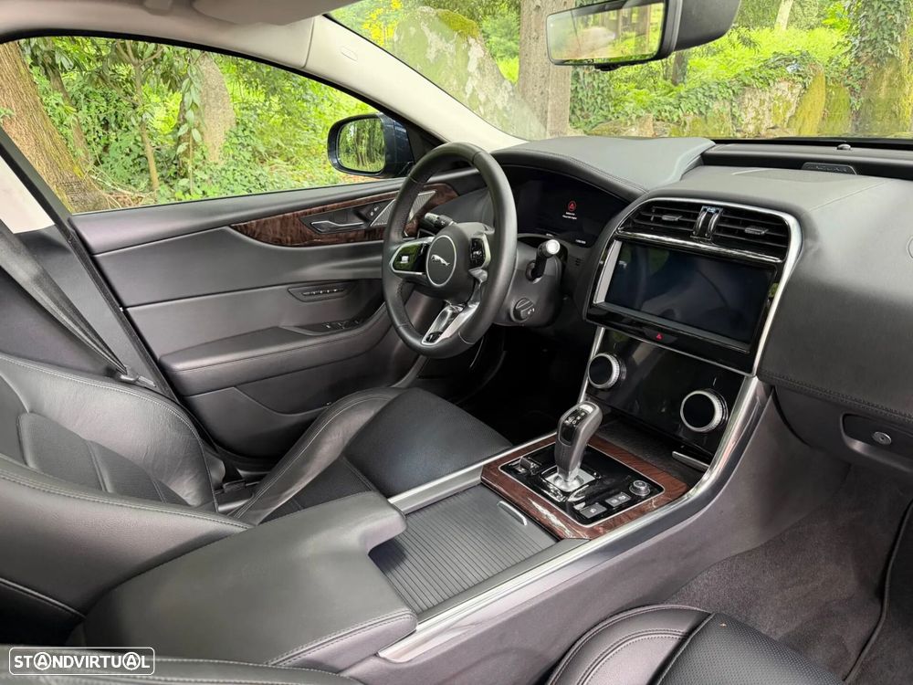 Jaguar XE 2.0 D R-Dynamic S - 32