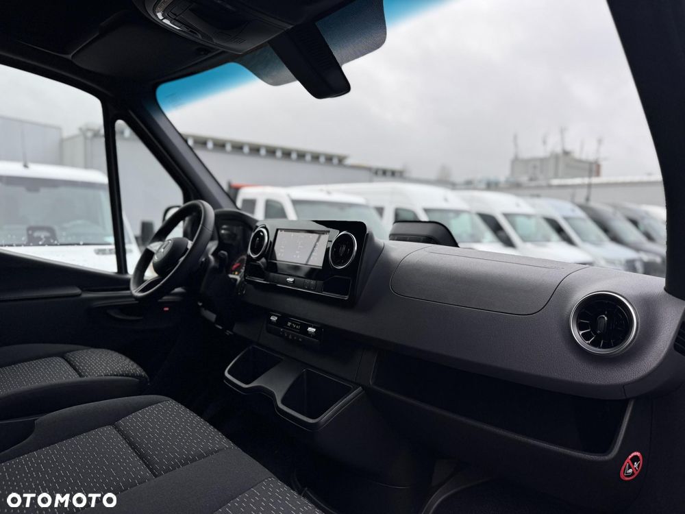 Mercedes-Benz Sprinter - 11