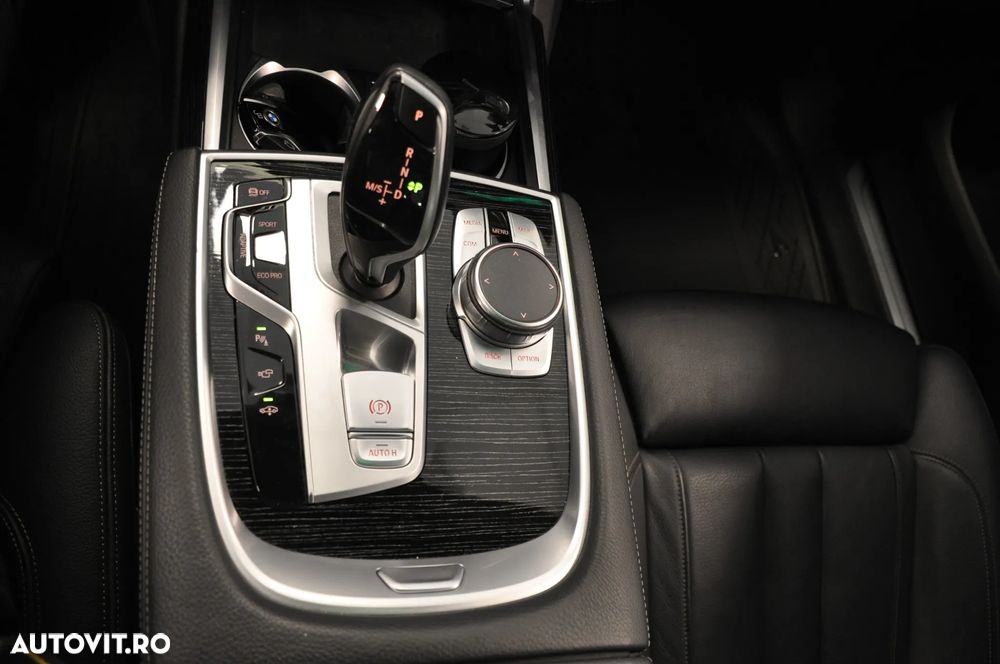 BMW Seria 7 730d xDrive MHEV - 26