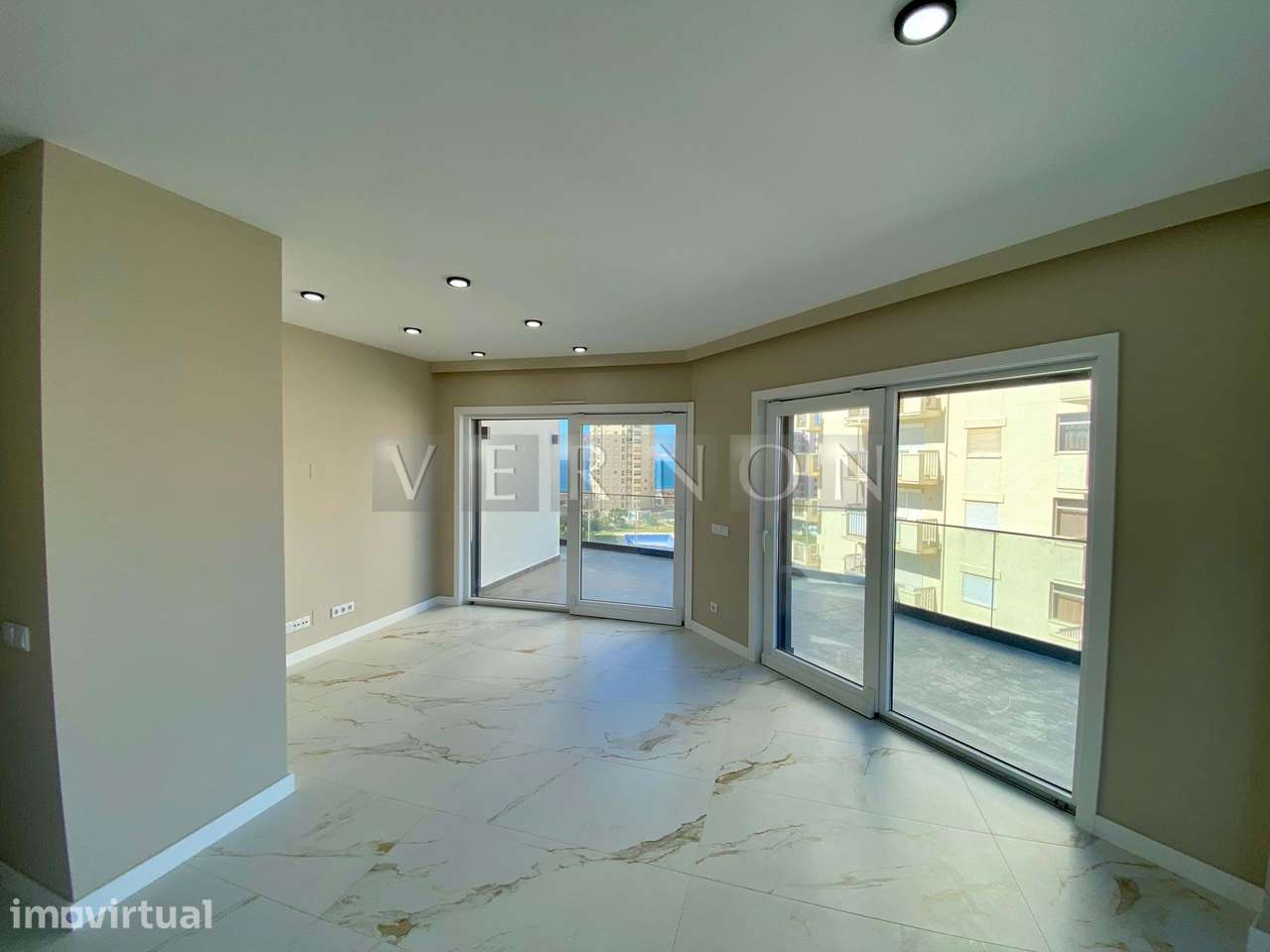 Exclusivo Apartamento T2+2 com Terraço Privado em Armação de Pêra - Grande imagem: 3/33