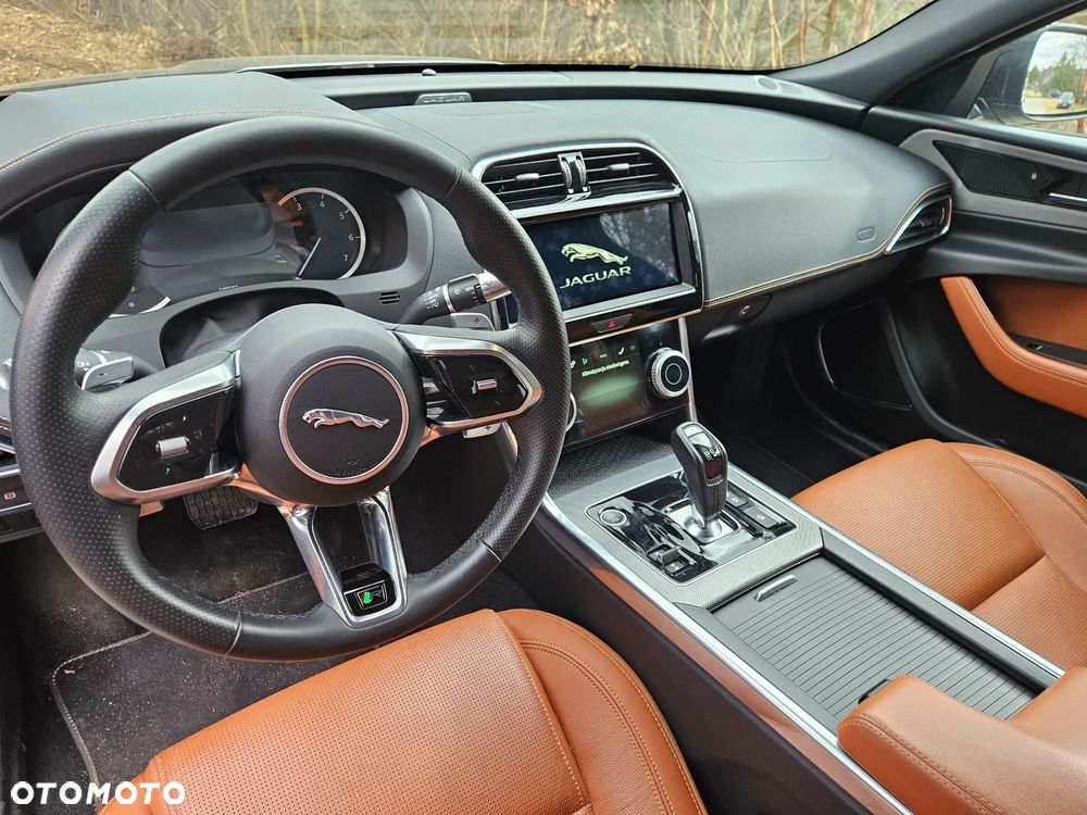 Jaguar XE 2.0 P250 SE - 9