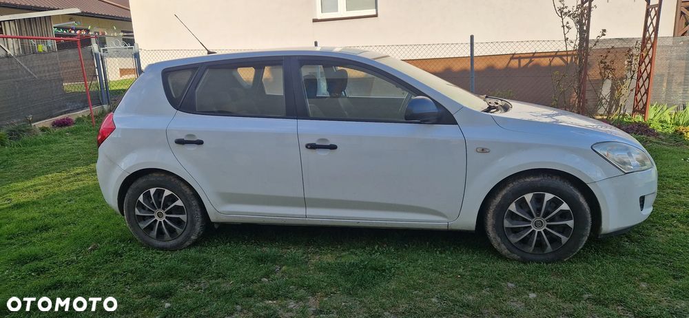 Kia Ceed - 4