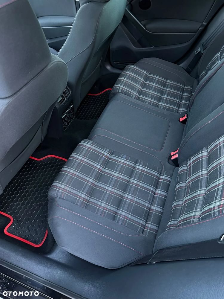 Volkswagen Golf - 10
