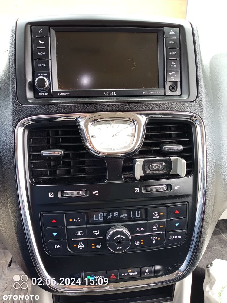 Chrysler Town & Country - 16