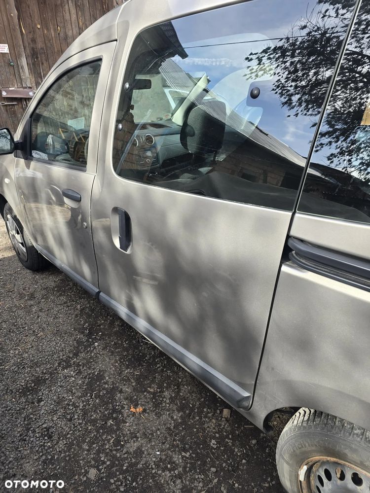 Drzwi lewy  tył  Dacia  dokker  w  kolorze  TEHNK - 1