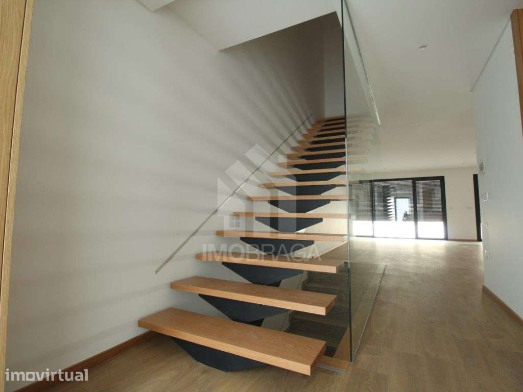 MORADIA DE GAVETO T3 NOVA - FROSSOS, BRAGA - Grande imagem: 2/40