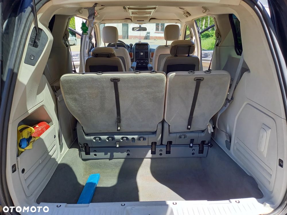 Chrysler Town & Country - 9