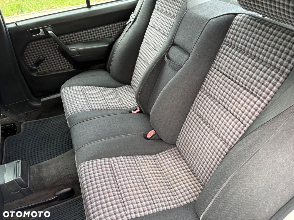 Mercedes-Benz W201 (190) - 19