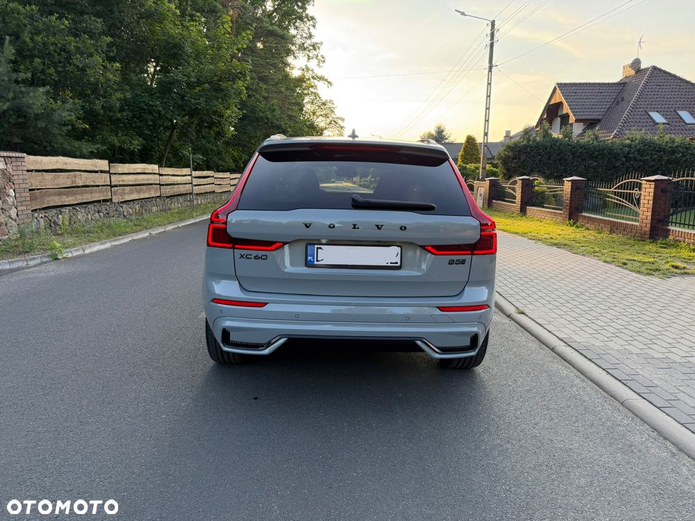 Volvo XC 60 B5 B AWD Plus Black Edition - 4