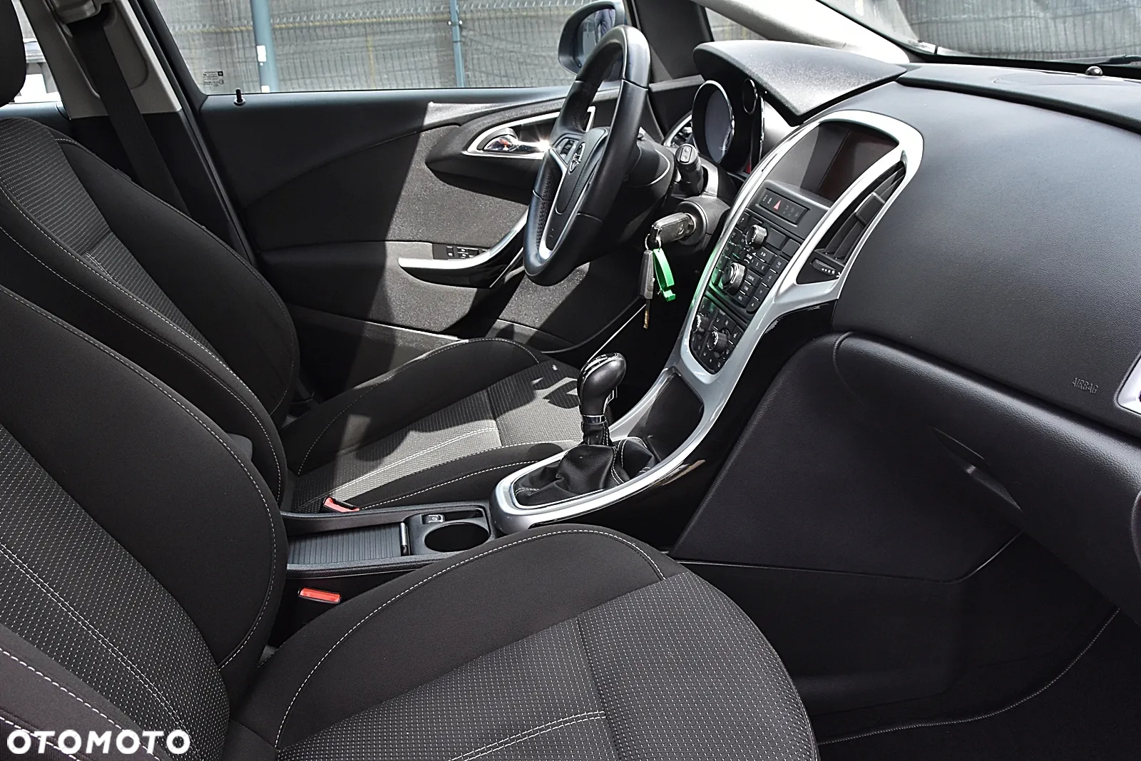 Opel Astra 1.6 Turbo Cosmo - 25