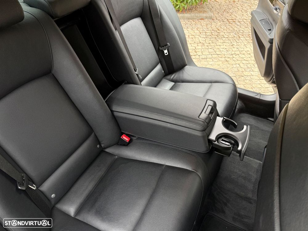 BMW 740 d Pack M - 27