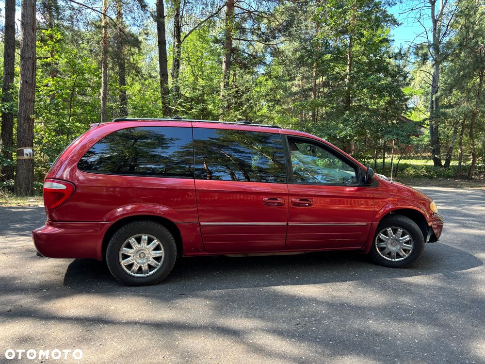 Chrysler Town & Country - 6