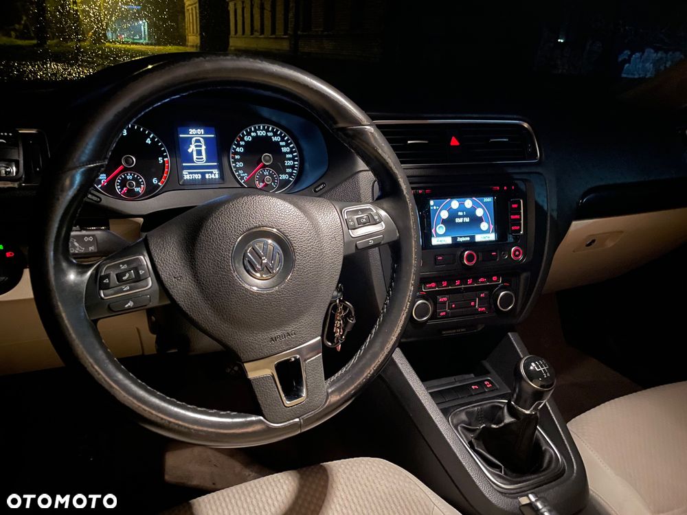Volkswagen Jetta 1.6 TDI Highline - 17