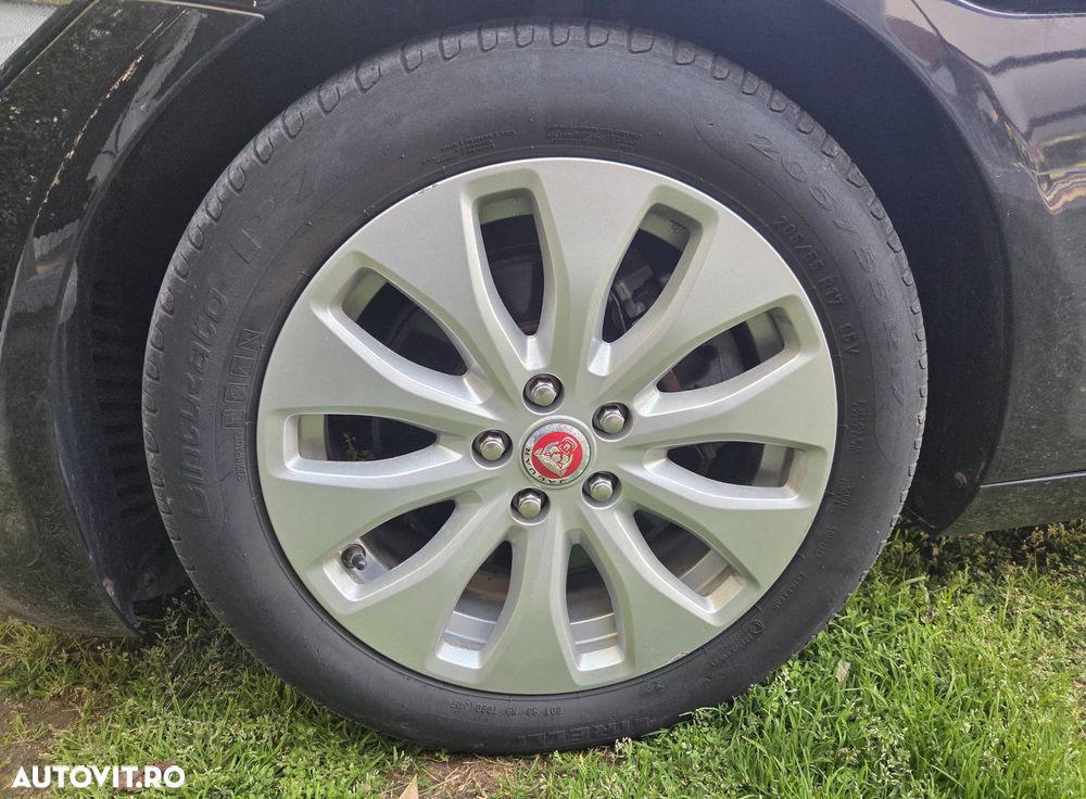 Jaguar XE 2.0 Prestige - 12
