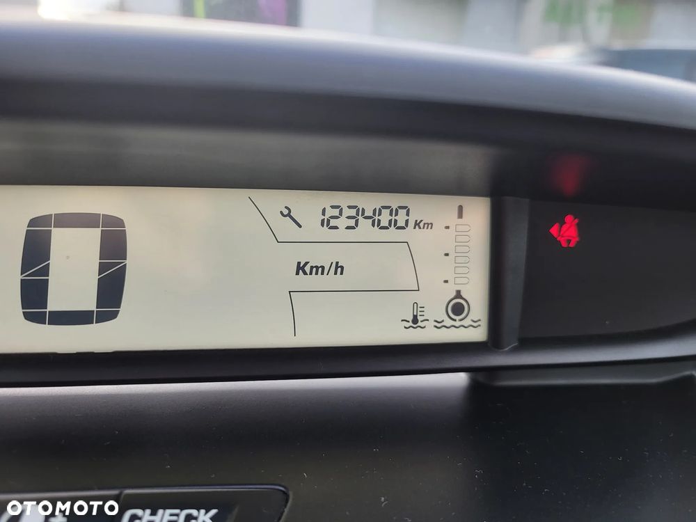 Citroën C4 1.4 16V Advance - 6