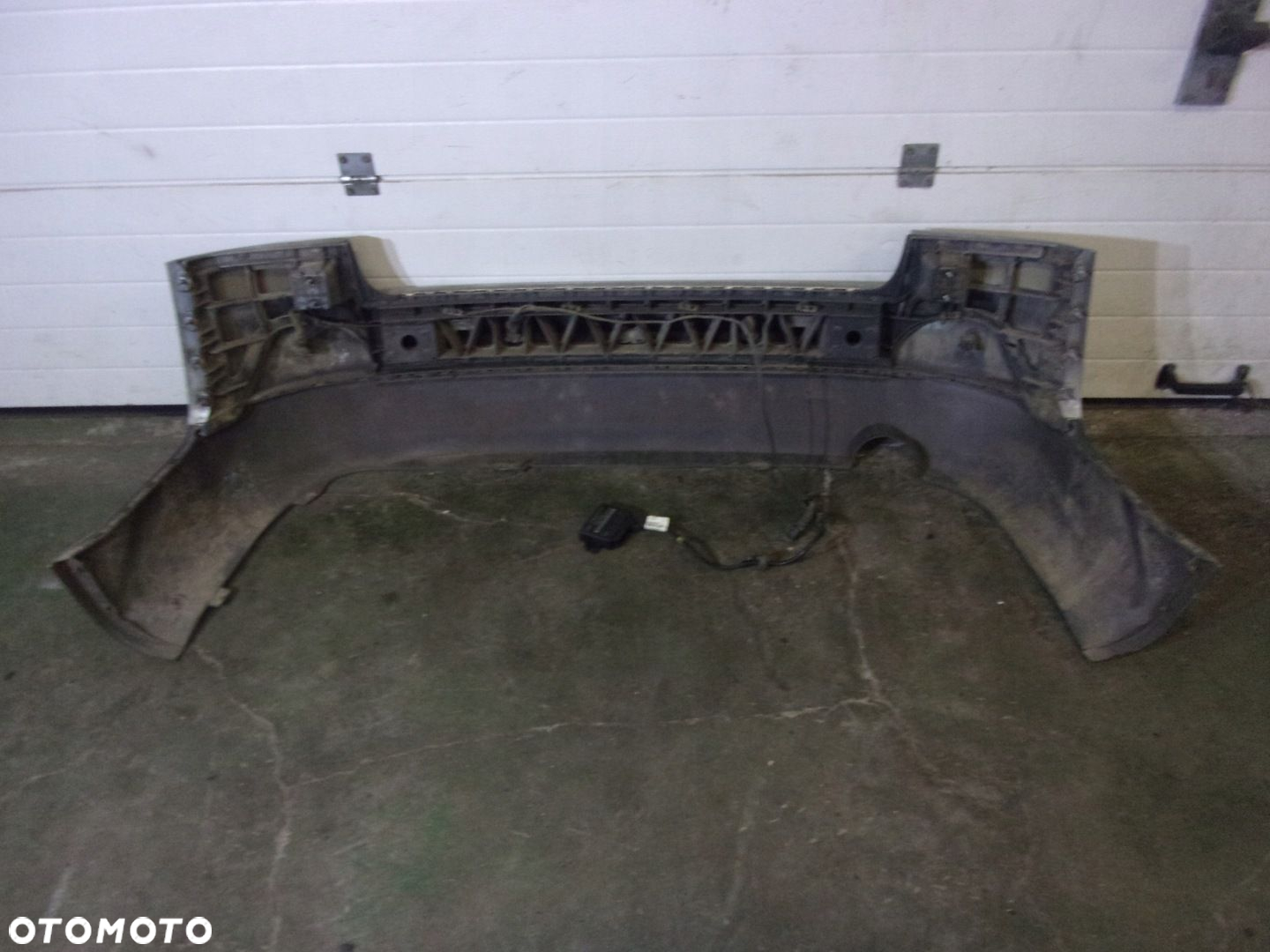 ZDERZAK TYLNY Z MODUŁEM PARKOWANIA LV7R AUDI A4 B6 - 5
